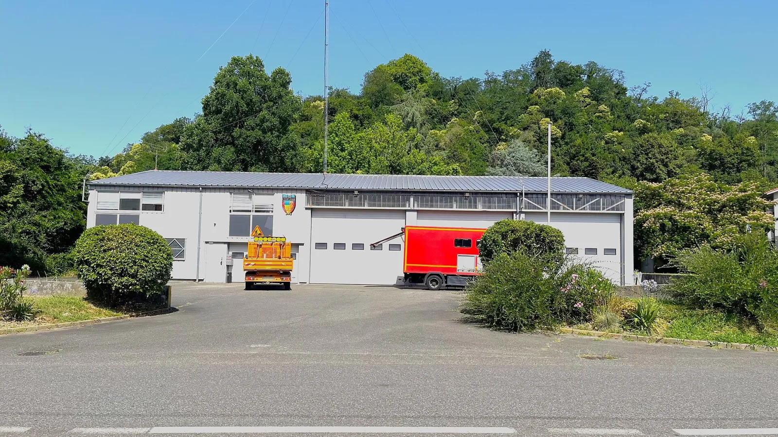 Centre d'incendie et de secours français, deux véhicules stationnés devant les remises