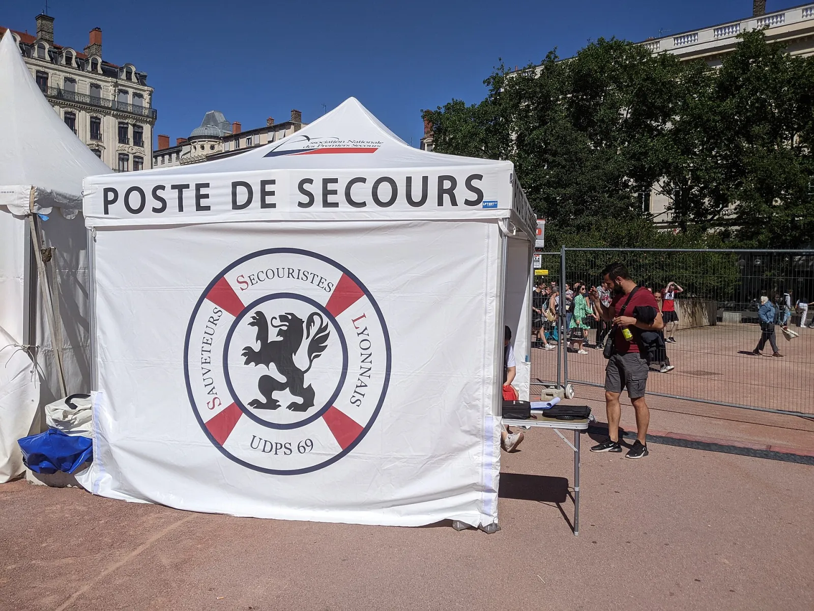 Tente « Poste de secours » d'une association de secouristes installée sur une place publique pendant un événement