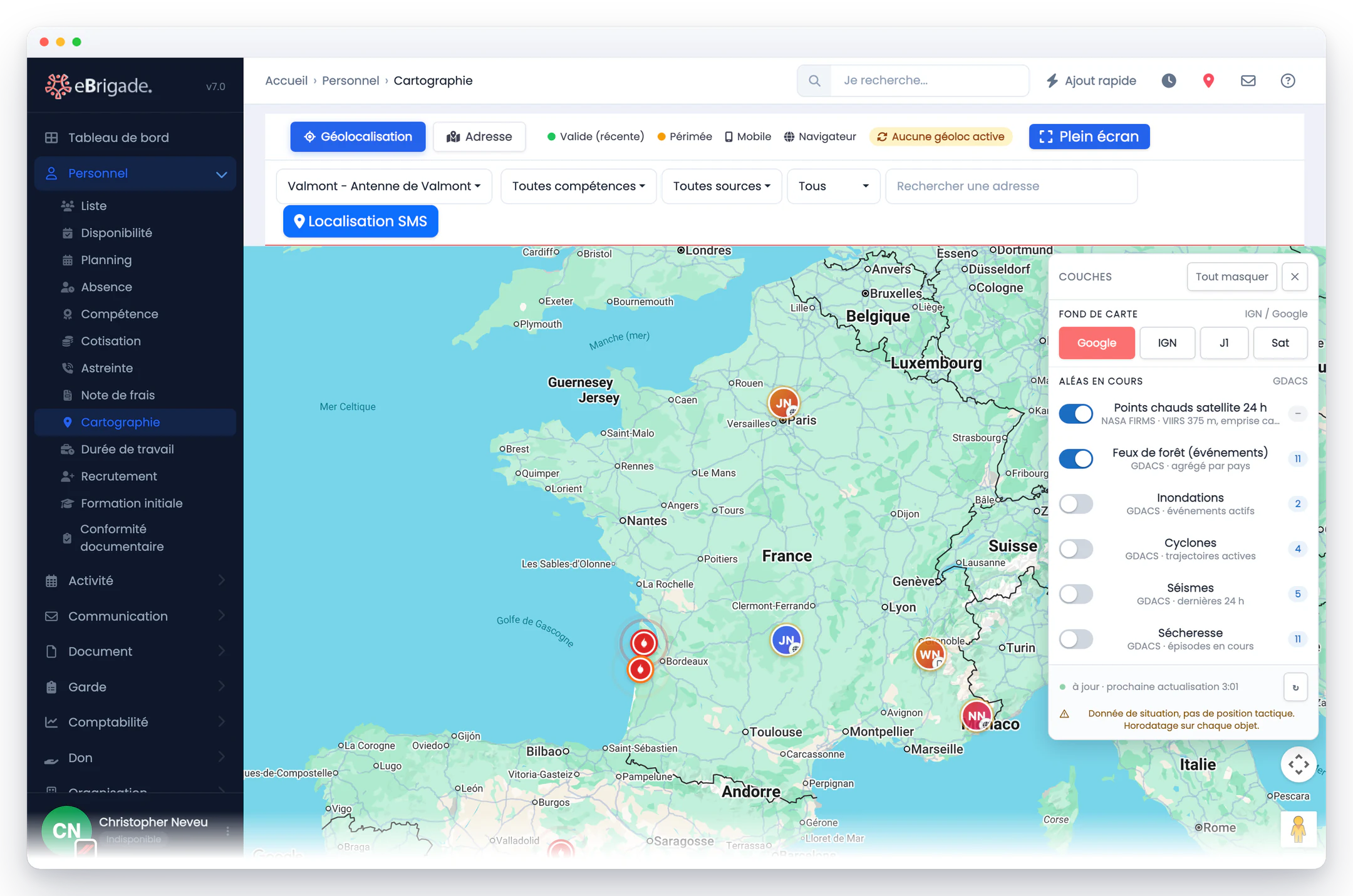 Cartographie eBrigade — le volet « couches » : Le volet lui-même : chaque couche affiche sa source, le nombre d'objets réellement chargés et l'heure de la prochaine actualisation. En bas, le rappel qui compte : donnée de situation, pas position tactique.