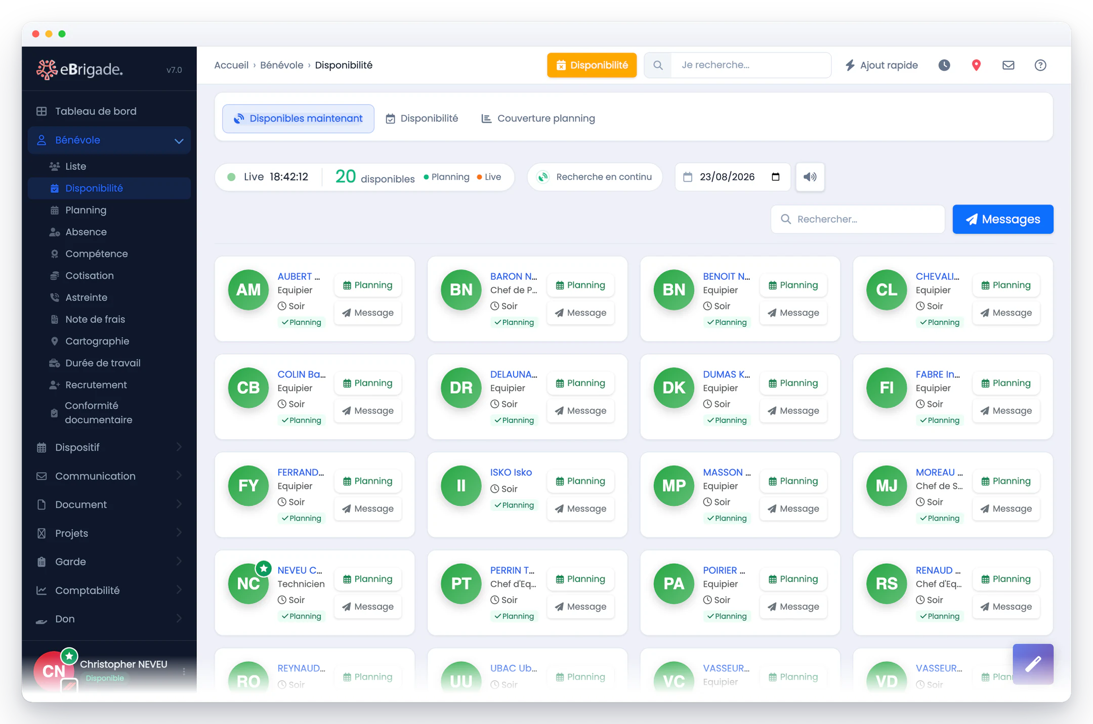 eBrigade, module Disponibilité Live — qui est disponible, maintenant : Le compteur en direct des personnes mobilisables à l'instant, chacune avec son rôle, son créneau et le bouton pour lui écrire.