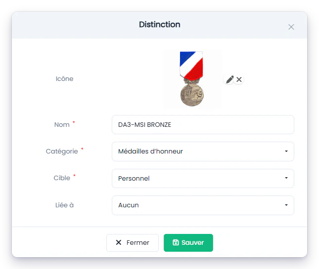 eBrigade, module Distinction — créer une distinction : Un insigne recadré à l'import, un nom, une catégorie, une cible (personnel ou section) et, si besoin, un critère d'ancienneté.